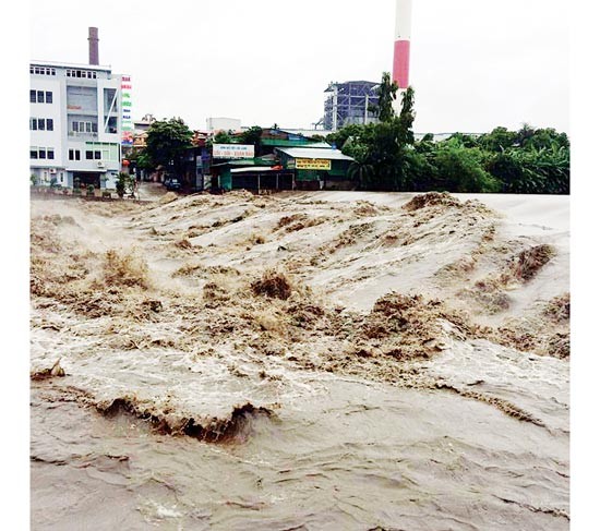 Flooding ravages Uong Bi city on August 2 (Photo: SGGP)